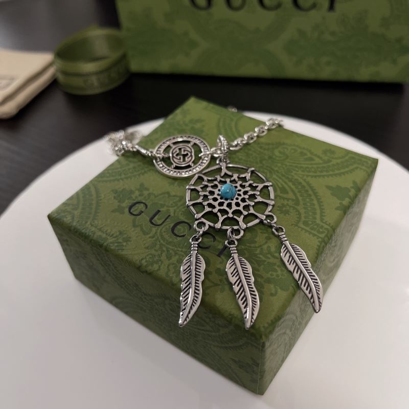 G*u*i necklaces